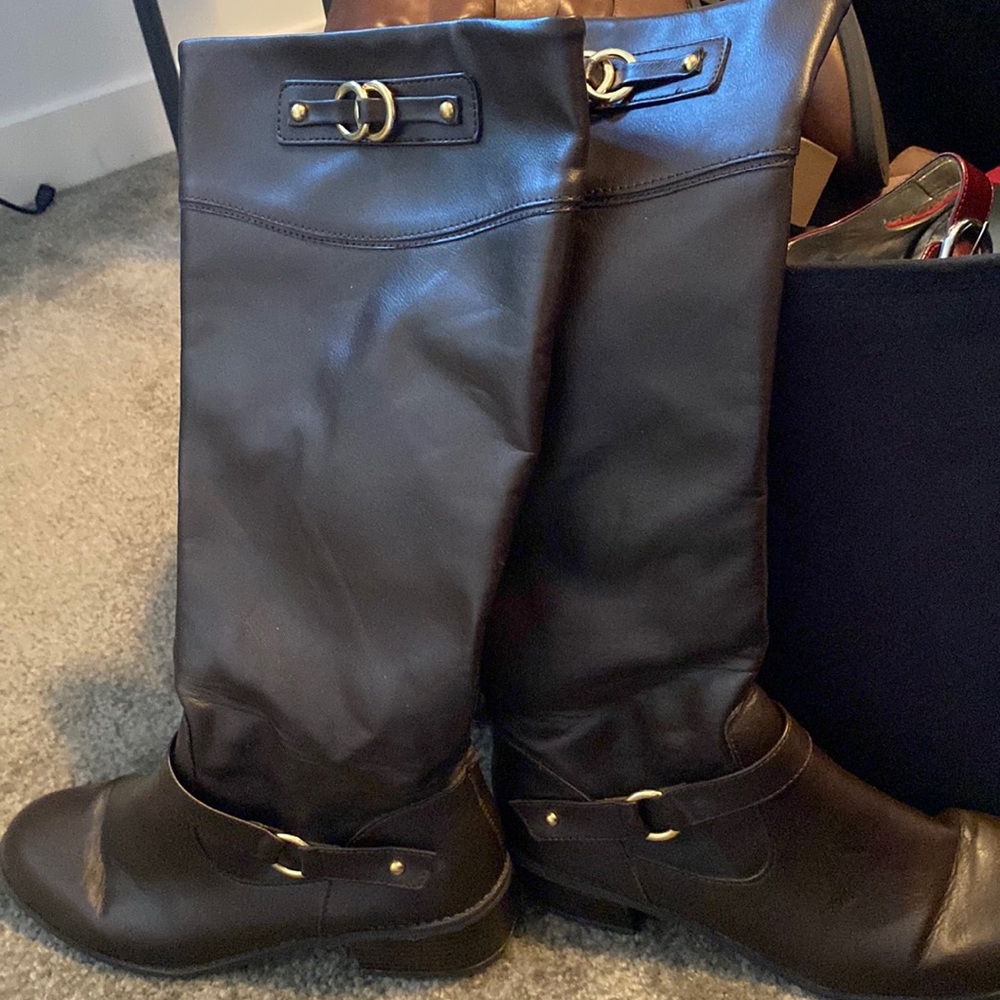 Delano size 9.5 brown boot with 1 inch heel. Excellent condition . Gentle use.